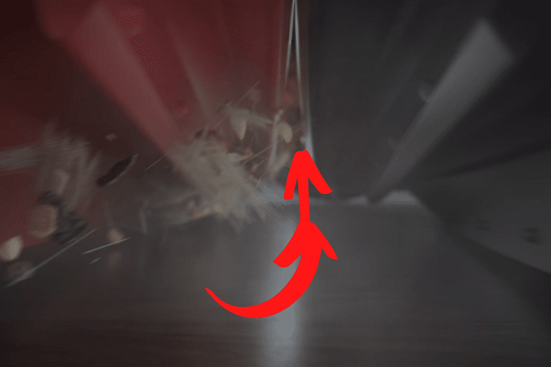 Видны две щетки Roborock S8 Pro Ultra, прочесывающие ковер.